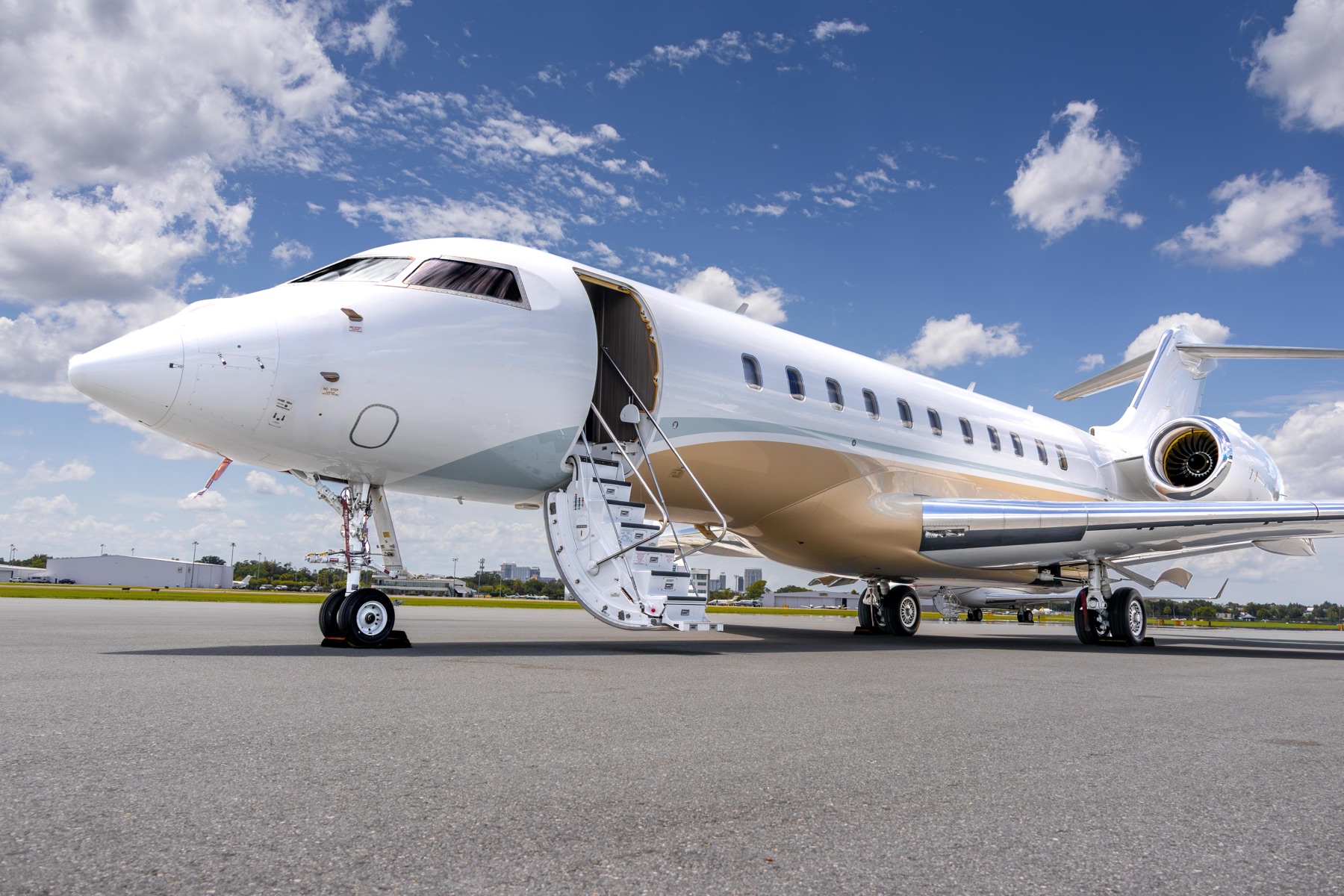 Bombardier Global 5000 on the ramp with airstairs down